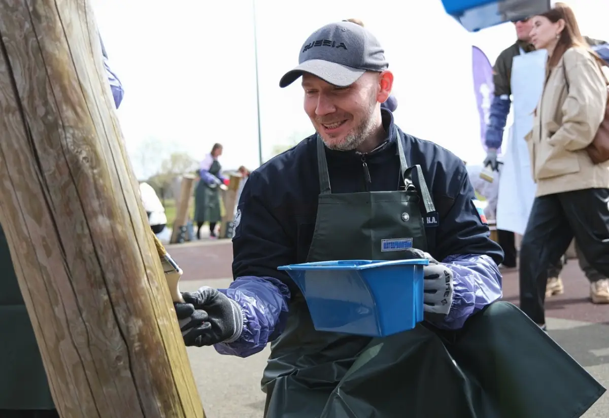 Константин Михайлик и Александр Дронов приняли участие в субботнике