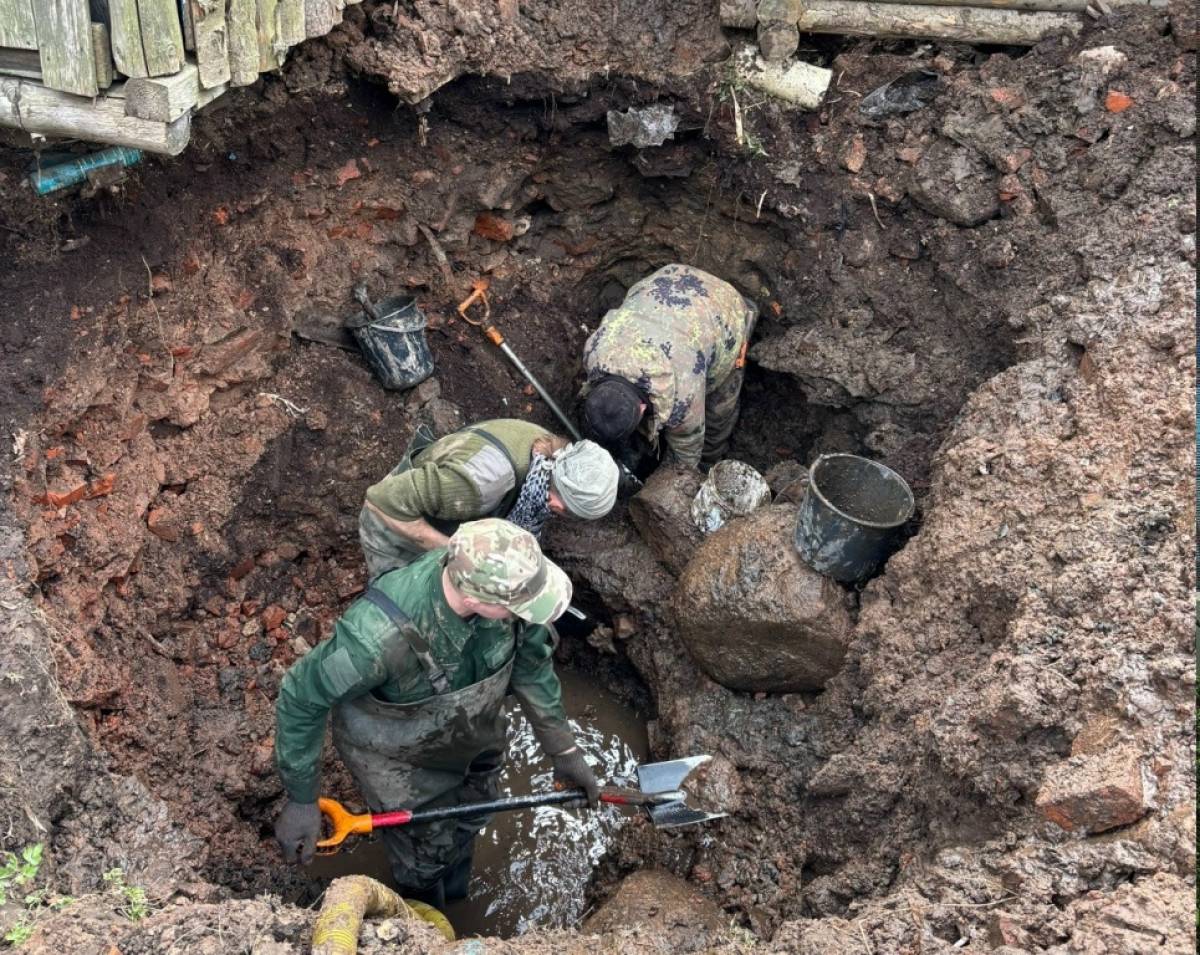Холмские поисковики обнаружили в воронке шесть смертных медальонов