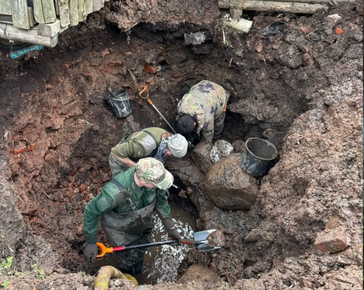 Холмские поисковики обнаружили в воронке шесть смертных медальонов