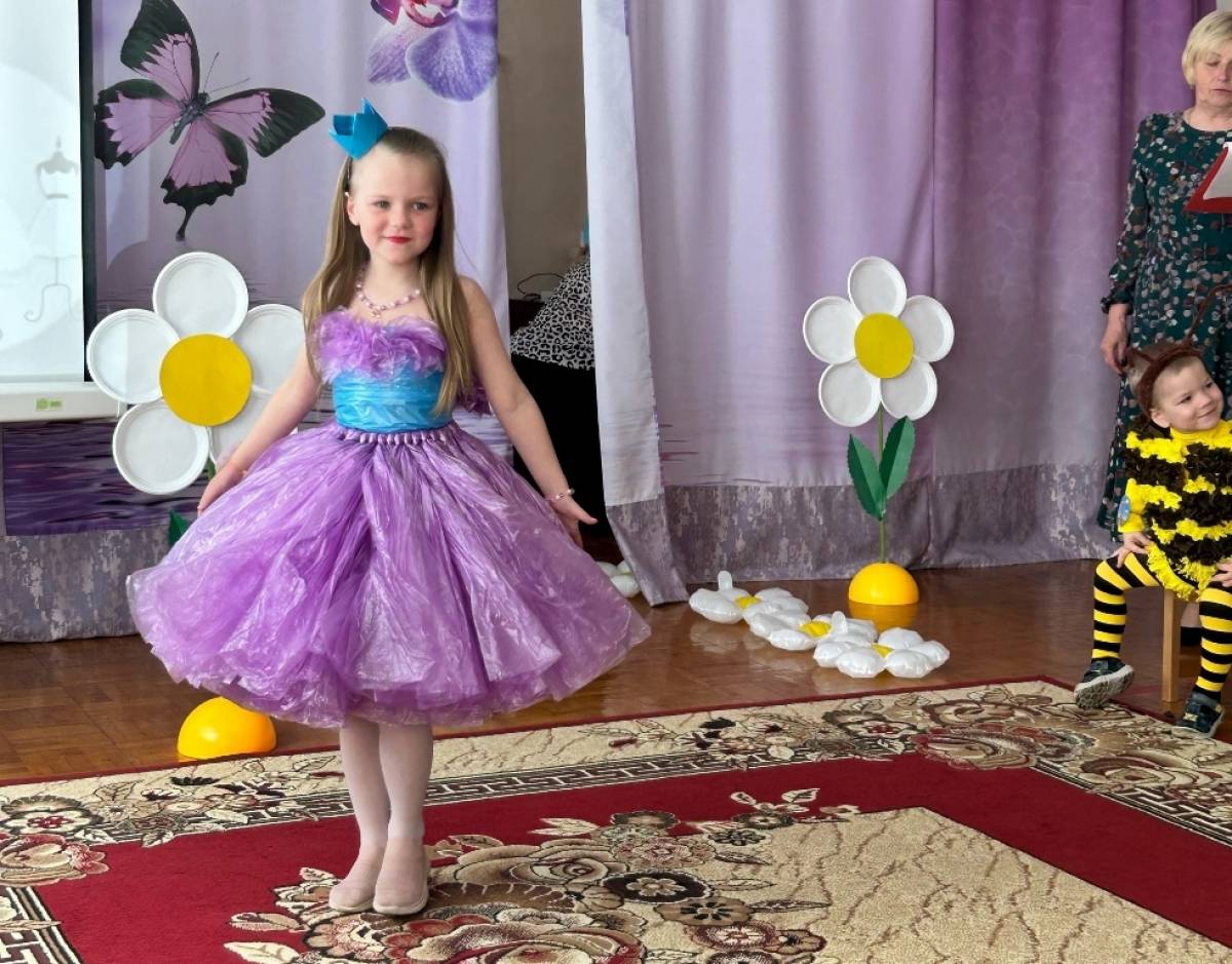 Даже не верится, что такую красоту создали... из пакетов для мусора.