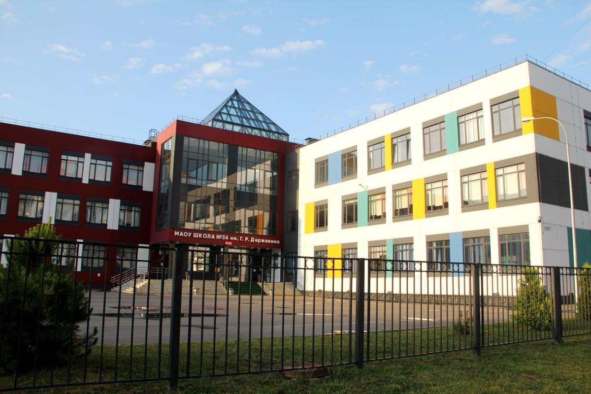 В новгородской школе № 36 восстанавливают подвесной потолок