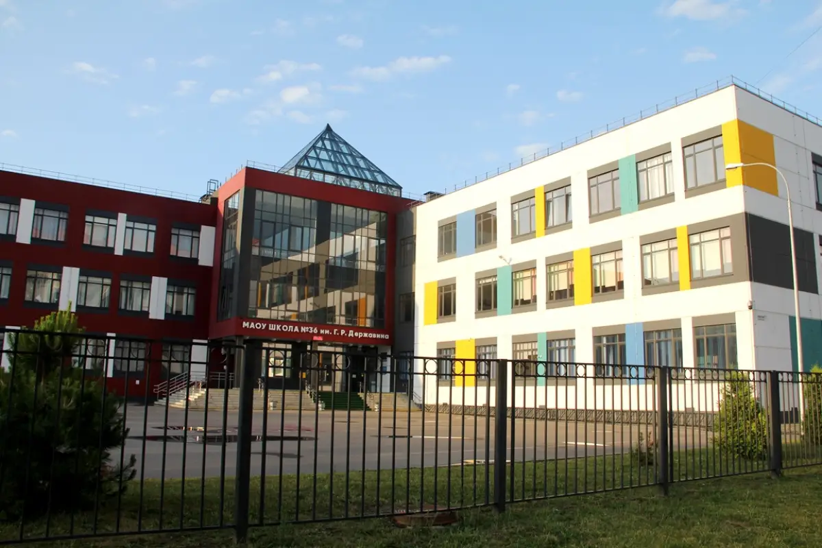 В новгородской школе № 36 восстанавливают подвесной потолок