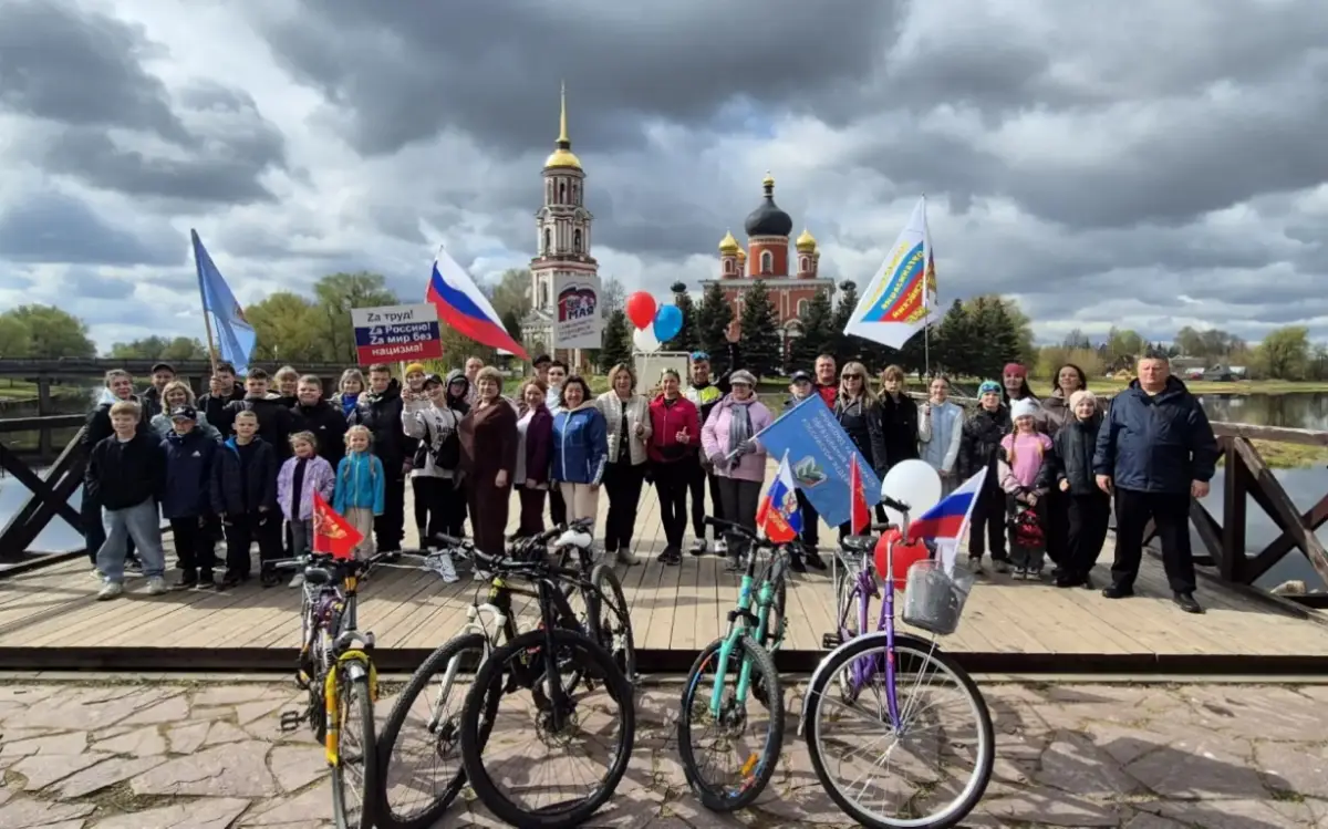 В Старой Руссе семьи с детьми приняли участие в первомайском велопробеге