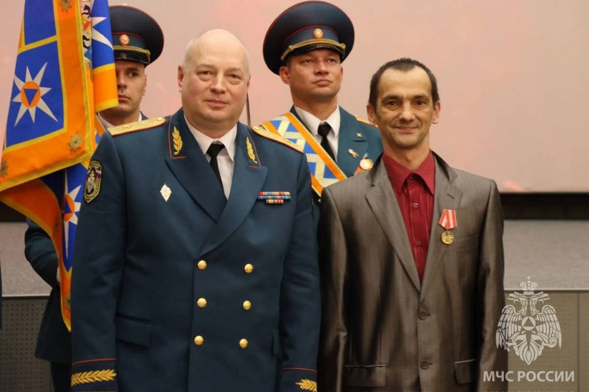 Героям материалов газеты «Заря» вручили медали «За спасение на пожаре»