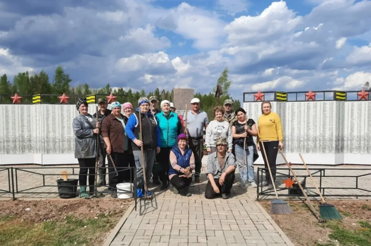 Жители Парфинского округа наводят порядок на братских захоронениях