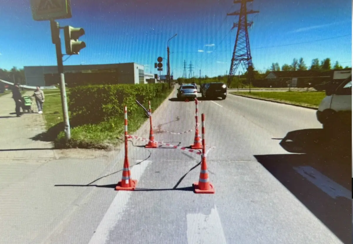 Юные нарушители ПДД на электросамокате попали под машину в Великом Новгороде