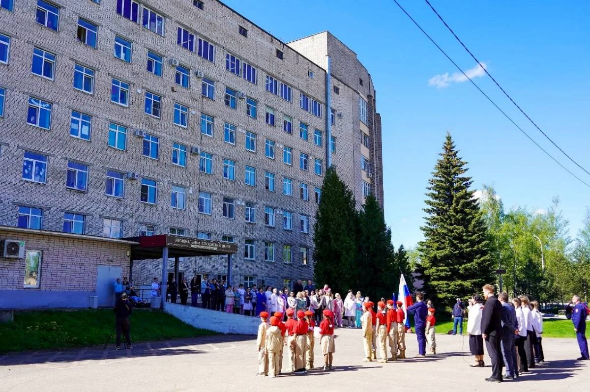 У стен Новгородской областной клинической больницы прозвучали песни Победы