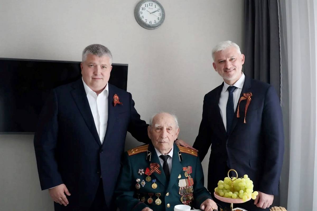 На фото: губернатор Александр Дронов и сенатор Евгений Дитрих в гостях у Василия Степановича Крестьянинова