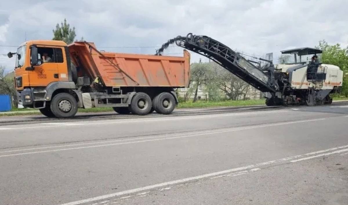 В Старорусском округе возобновили ремонт «дороги к истории и туризму»
