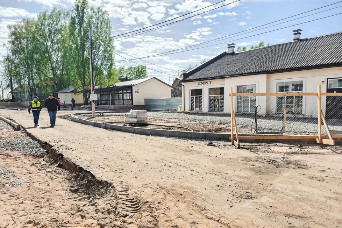 Продолжаются работы по благоустройству улицы Базарной в посёлке Любытино