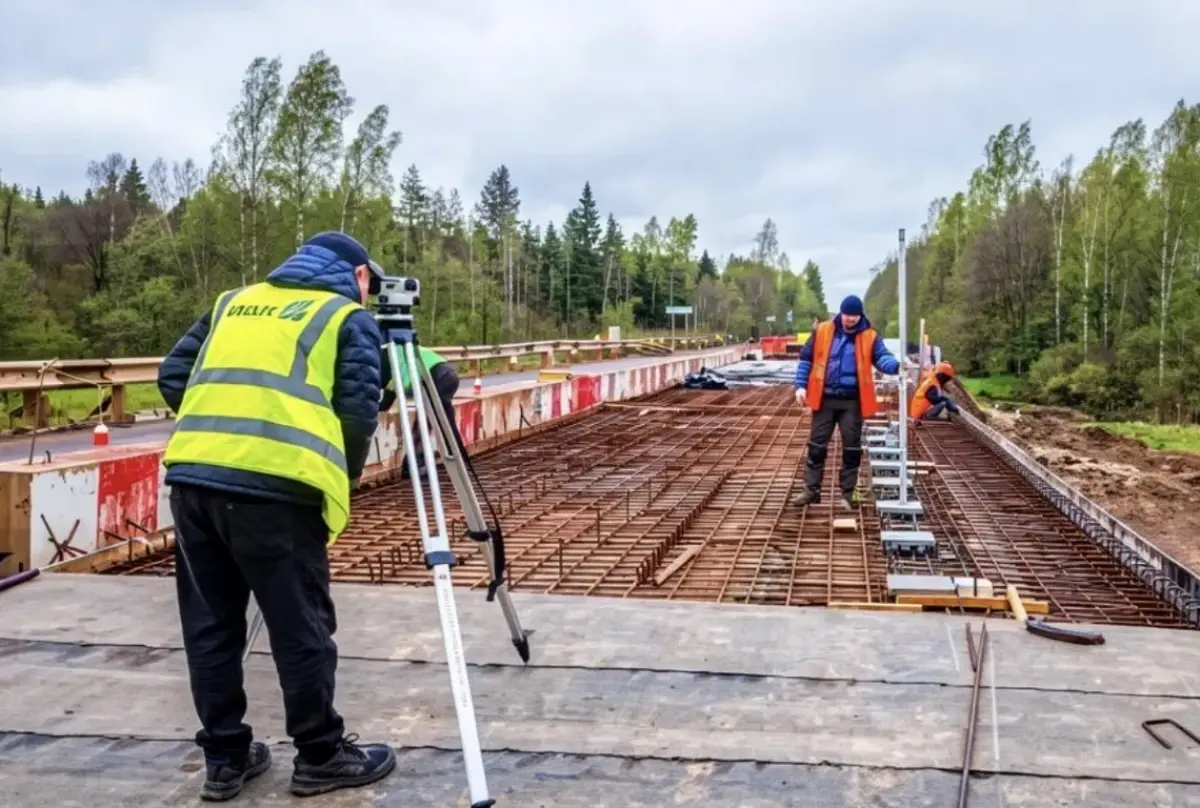 Продолжается ремонт моста через реку Сухая в Мошенском округе