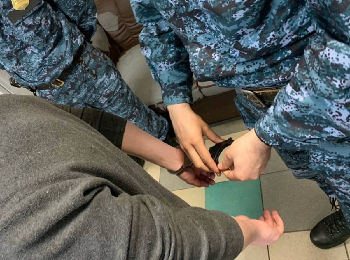 Должник из Демянского округа оправился под арест за неуплату штрафов