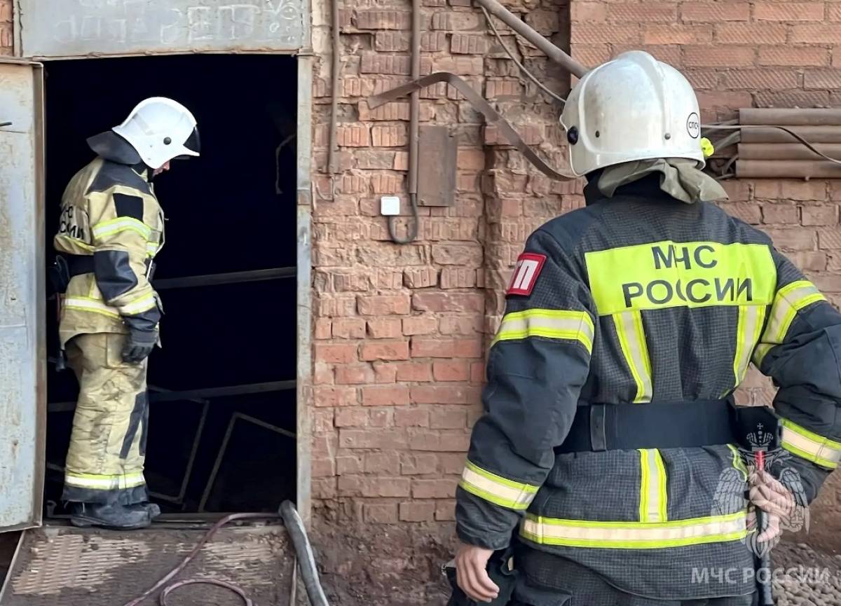 Огнеборцы ликвидировали пожар на новгородском предприятии