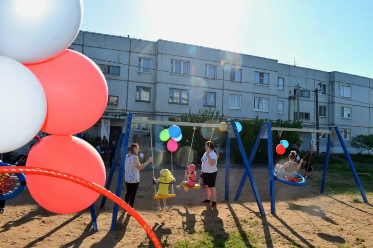 Весну на Заречной улице в Крестцах украсило открытие детской площадки