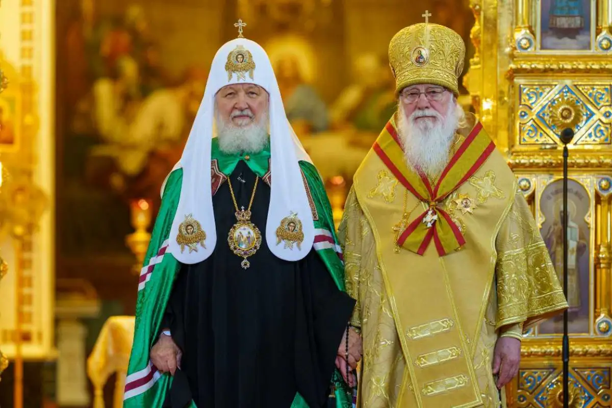 Патриарх Кирилл вручил новгородскому митрополиту Льву высокую церковную награду