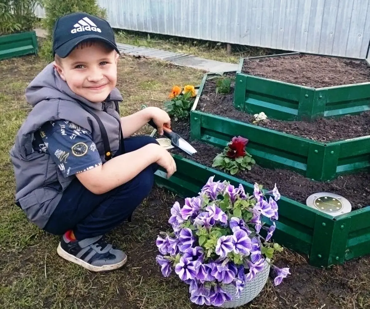 Жители округов Новгородчины присоединяются к акции «Цветы жизни сажают цветы»