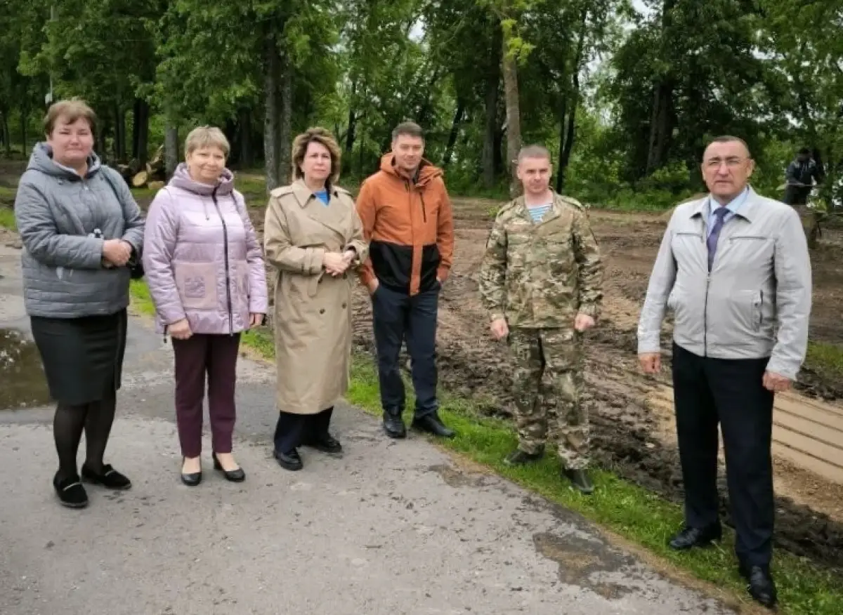 В посёлке Шимск продолжается благоустройство аллеи на берегу Шелони