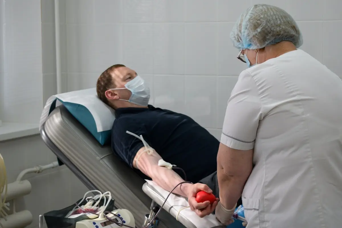 Сотрудники правительства Новгородчины и студенты-медики стали донорами крови