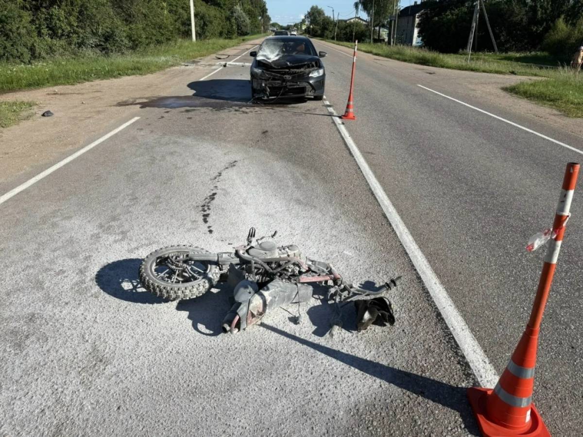 Под Старой Руссой во время дорожной аварии вспыхнул питбайк с подростками