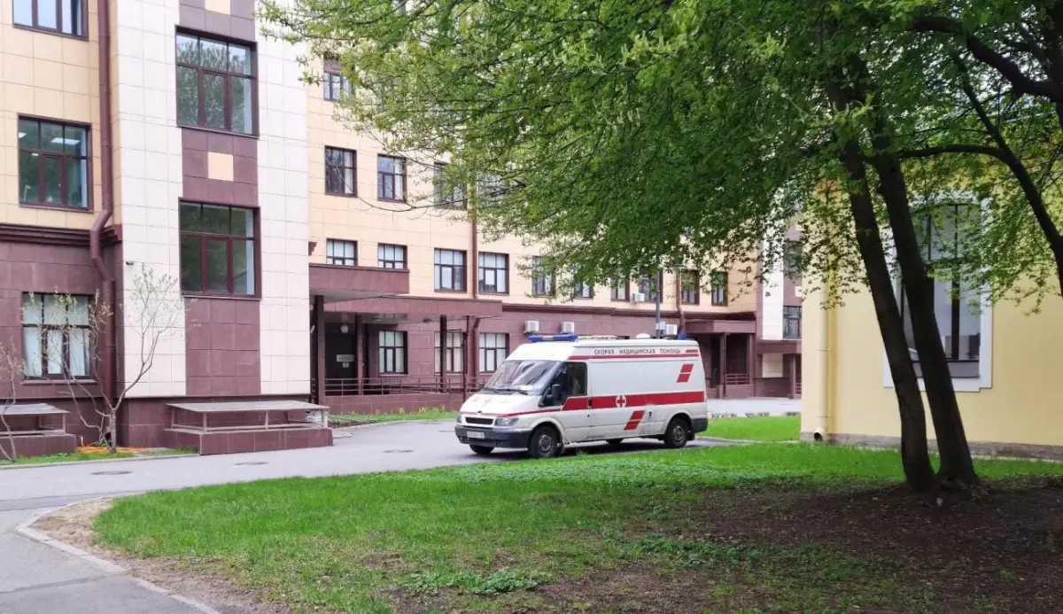 Петербургские врачи спасают юношу после аварии с питбайком под Старой Руссой