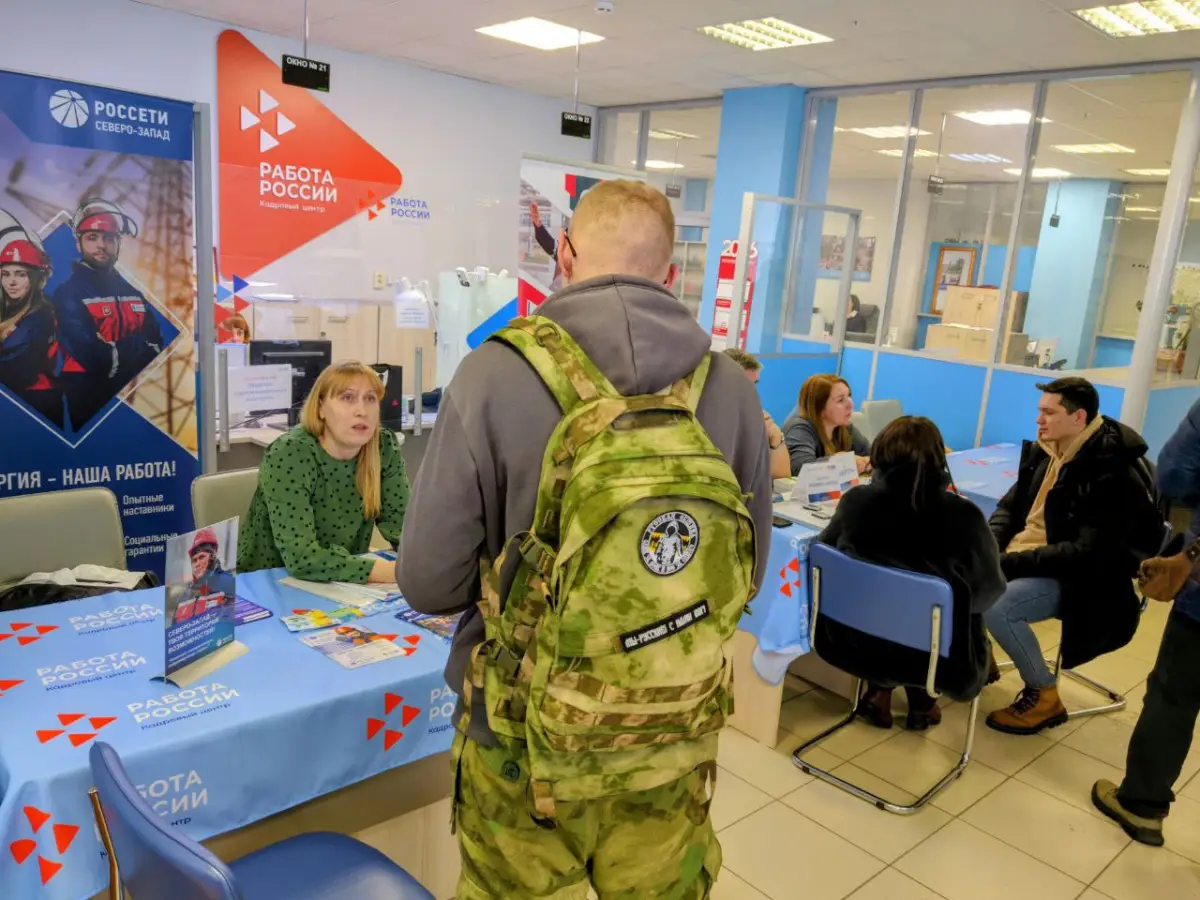 Новгородские ветераны СВО получают всестороннюю помощь в трудоустройстве