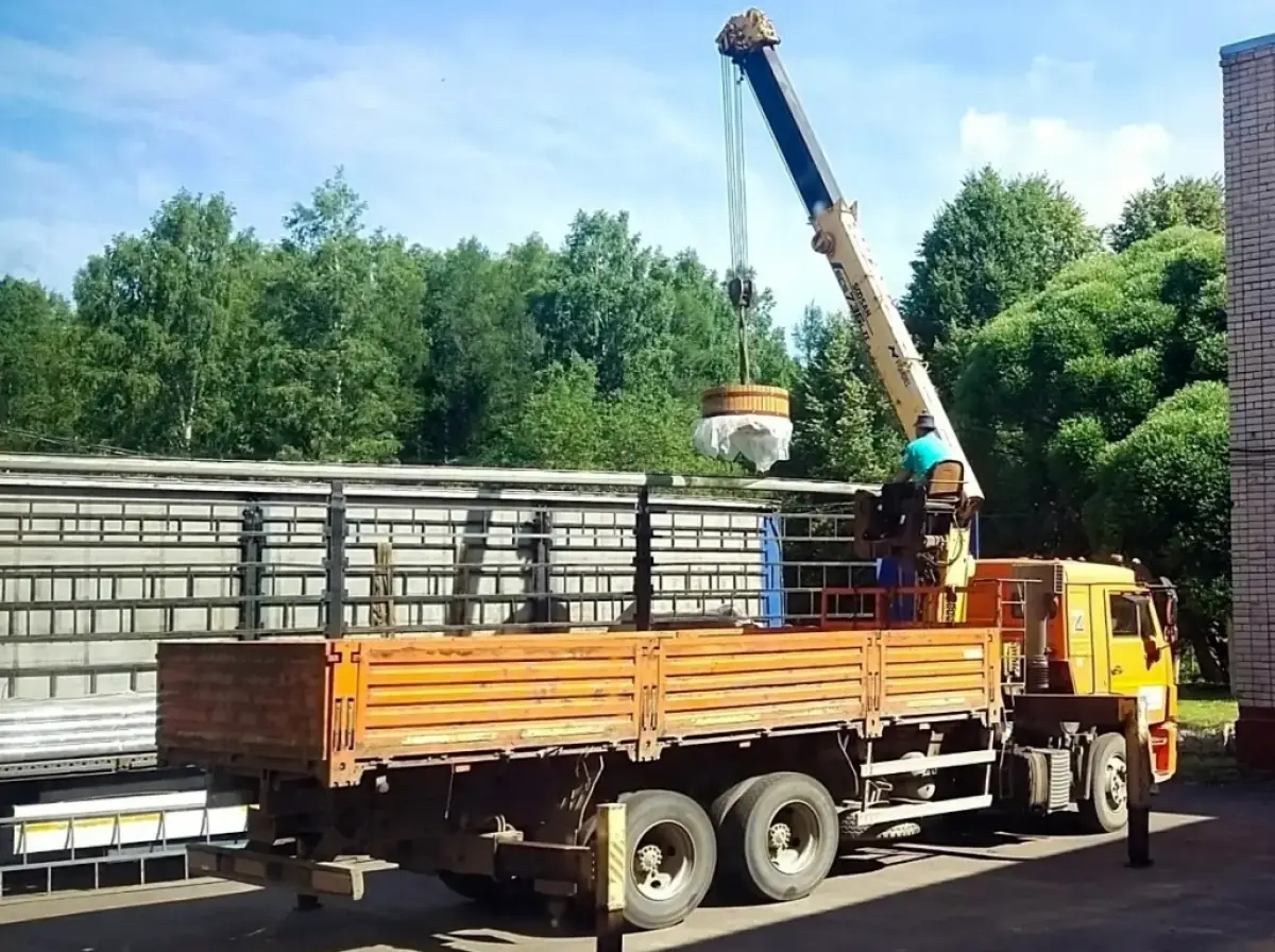 В Любытино доставили стильные качели и скамейки для проекта «Место встреч»