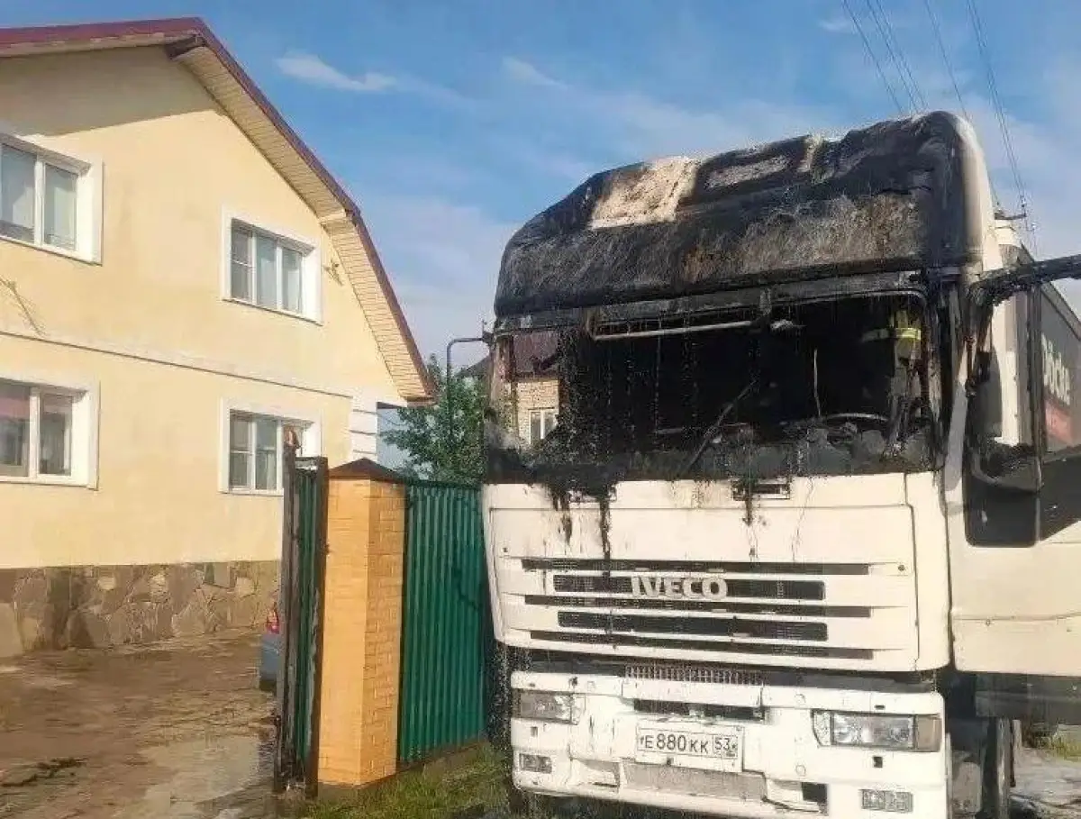 Удар молнии мог воспламенить грузовик в Новгородском округе