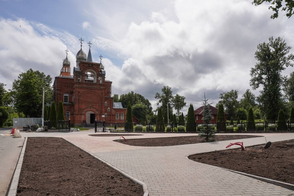 В городе Чудово завершается благоустройство сквера у Казанской церкви