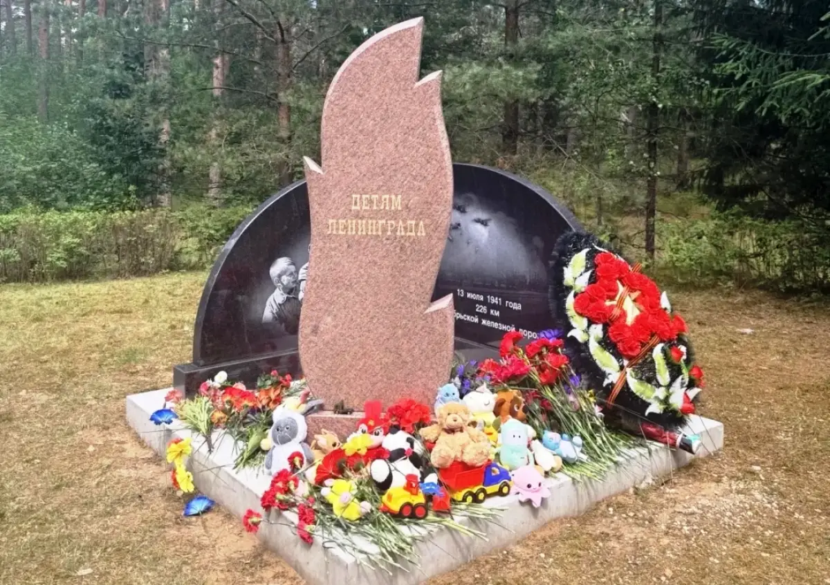 В посёлке Боровёнка Окуловского округа открыли памятник ленинградским детям