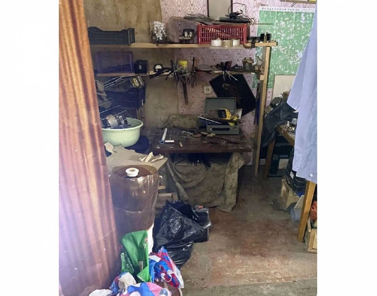 Новгородские приставы выселили должника-грязнулю на радость его соседям