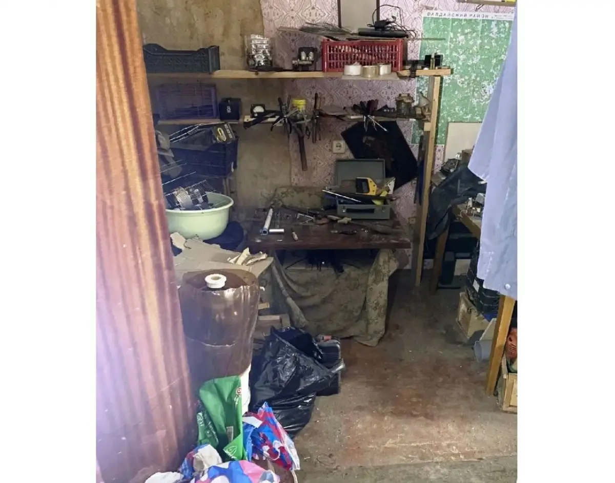 Новгородские приставы выселили должника-грязнулю на радость его соседям