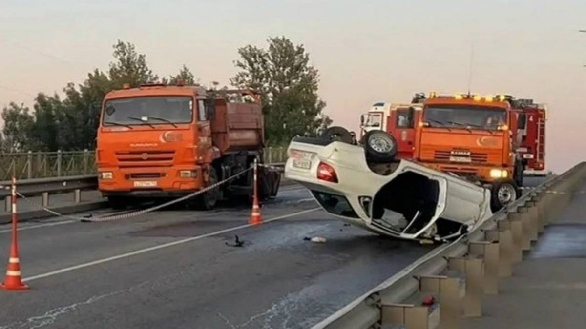 Водитель погиб в Великом Новгороде при столкновении легковушки с грузовиком