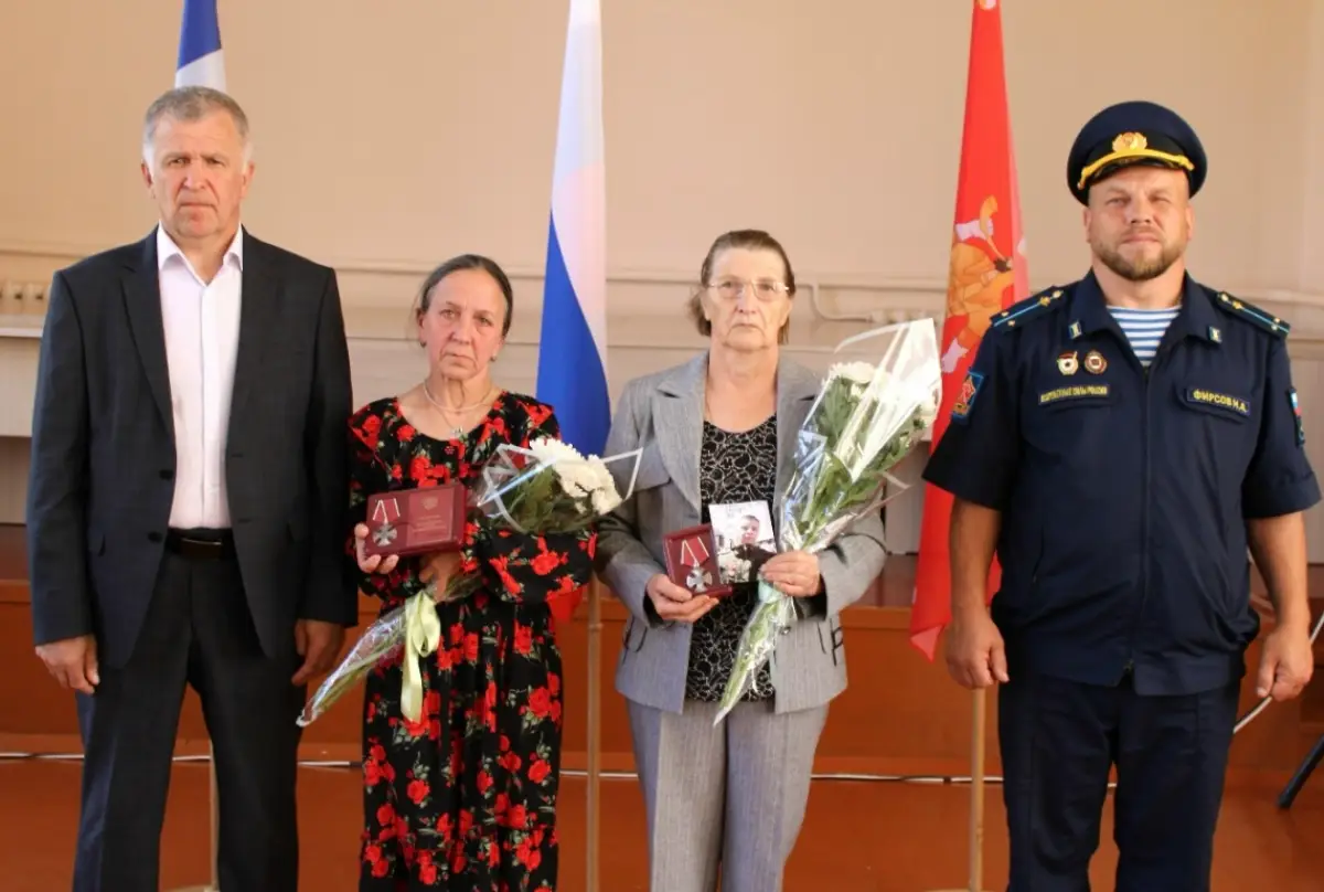 В посёлке Волот матерям погибших воинов-героев передали ордена Мужества
