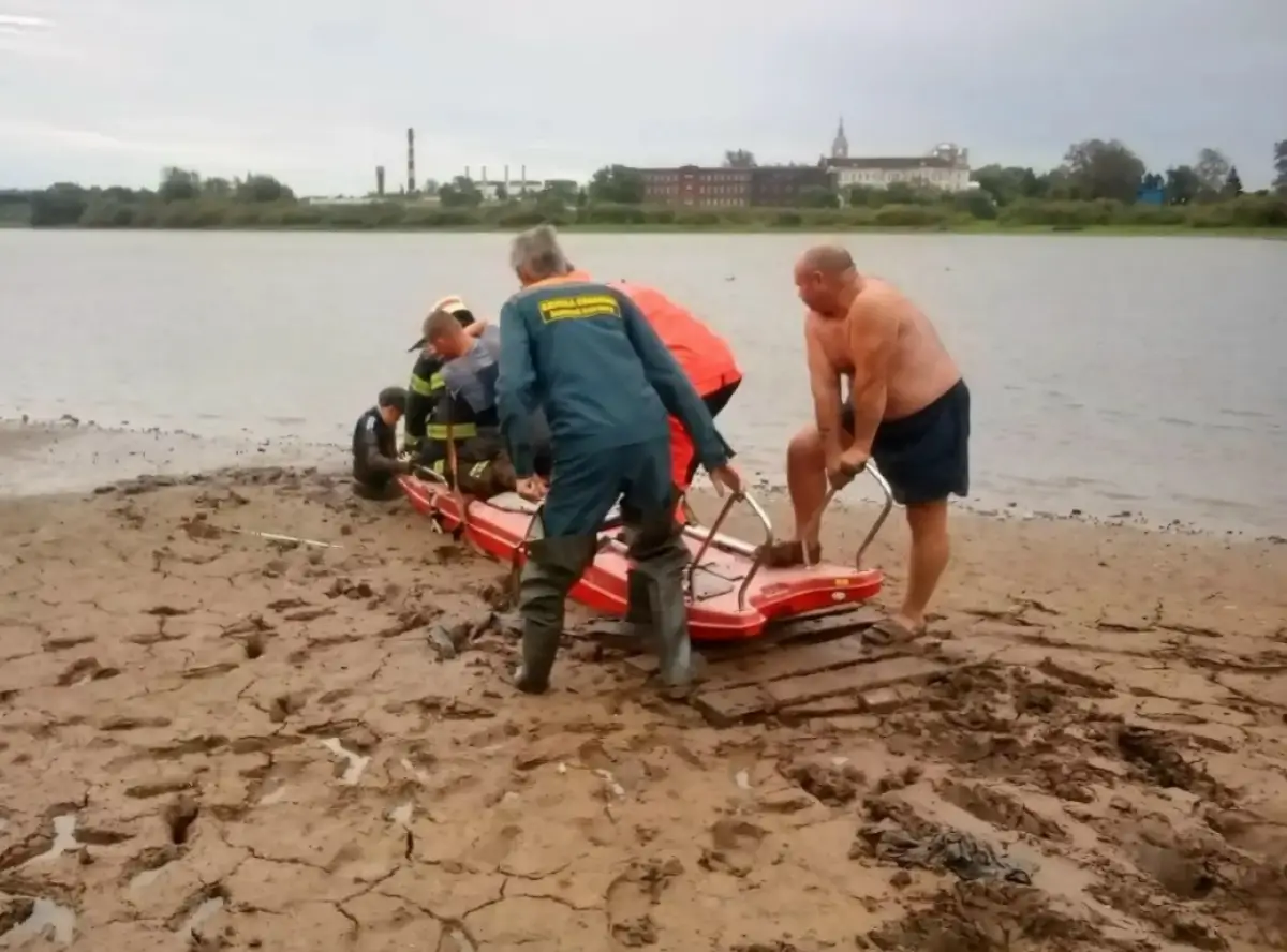 В Великом Новгороде ребёнок по пояс провалился в вязкий грунт на берегу Волхова