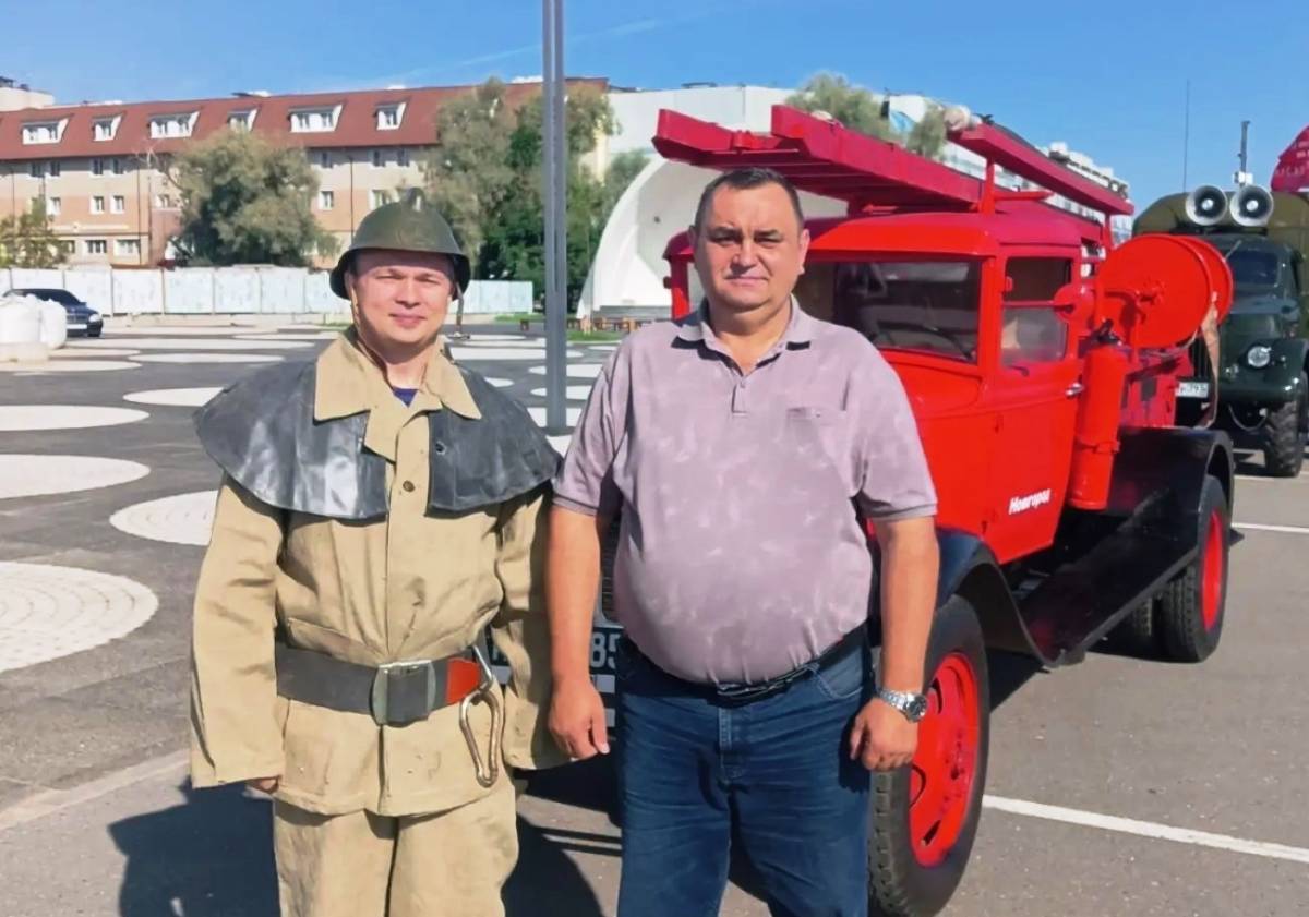 Автолюбители из Демянска представили свои раритеты на фестивале ретротехники