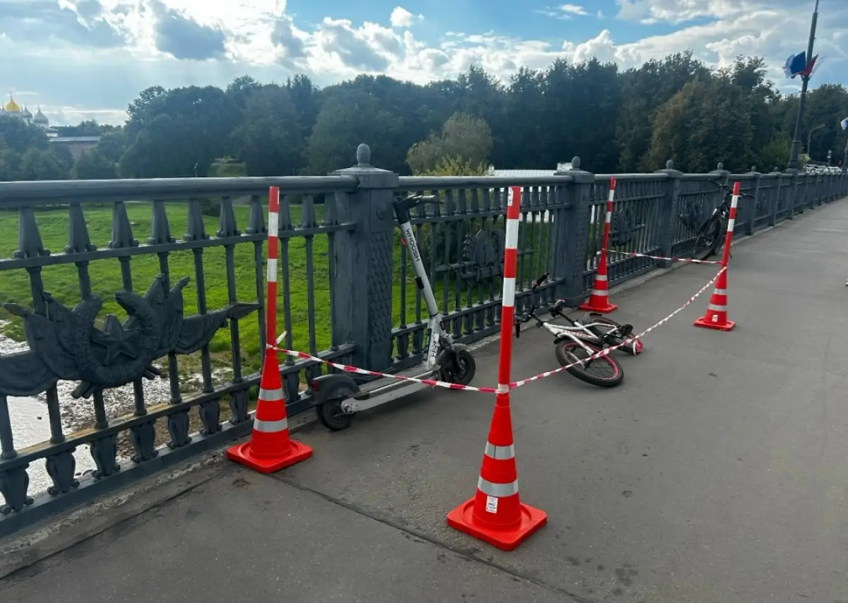 В Великом Новгороде электросамокатчица отправила юного велосипедиста в больницу