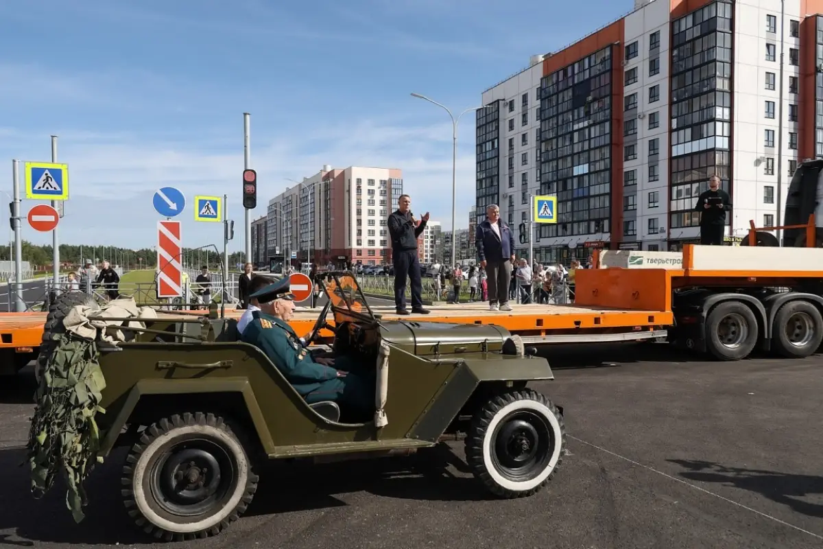 Первым по новому участку улицы Большой Московской проехал Василий Крестьянинов