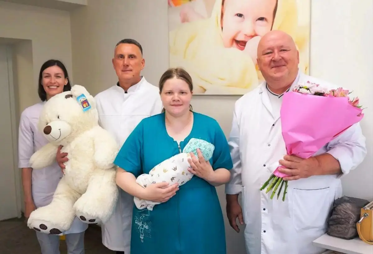 Мэр Великого Новгорода навестил малыша, который первым родился в День города