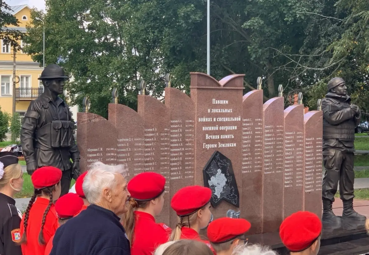 В Боровичах открыли народный памятник героям СВО