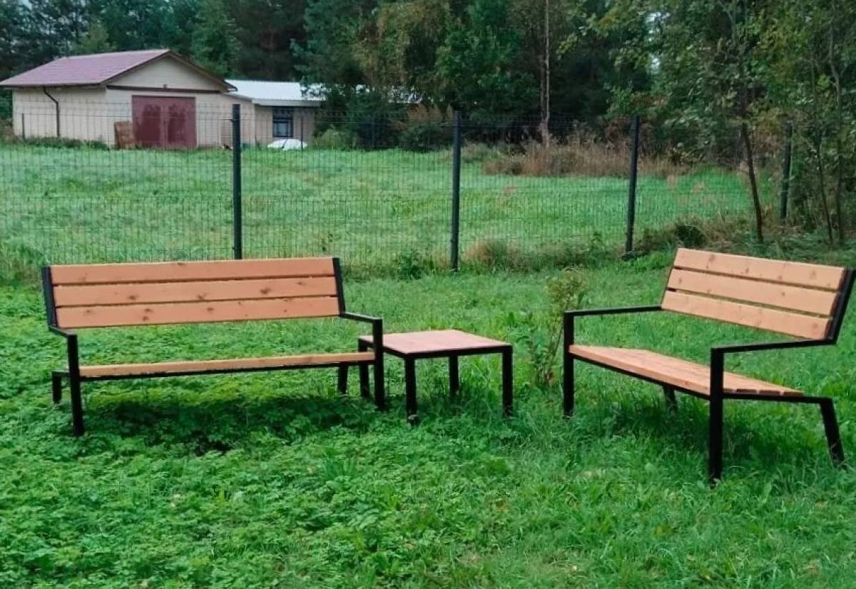В Парфинской колонии смастерили скамейки и качели для села Медведь
