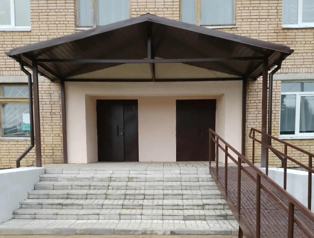 В Хвойнинском округе отремонтировали входную группу Анциферовского ДК