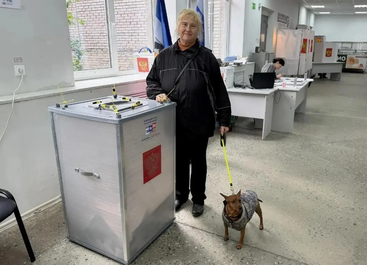 Жители Новгородской области приходят голосовать в компании домашних питомцев