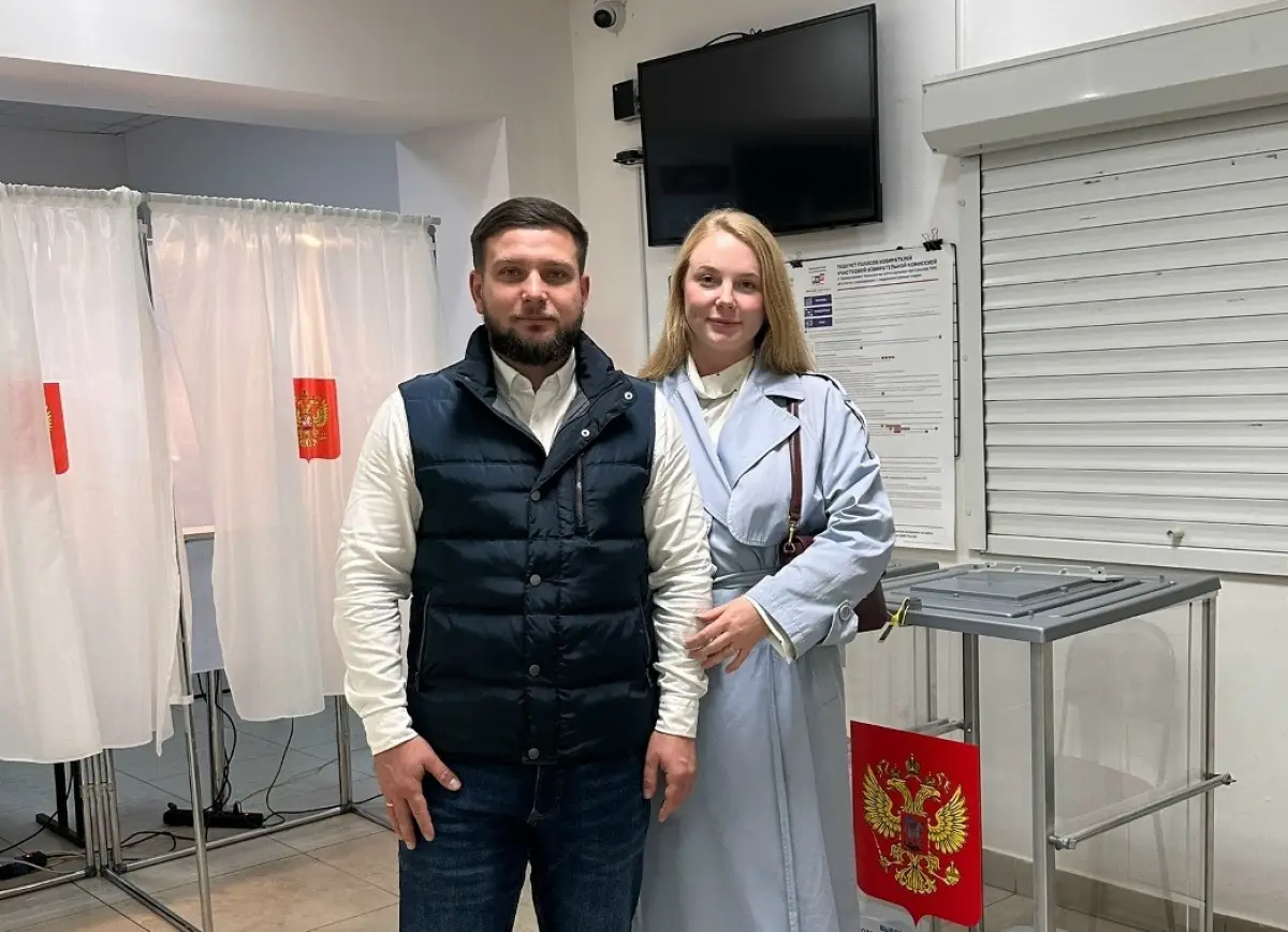 Николай Безверхов пришёл на избирательный участок вместе с супругой
