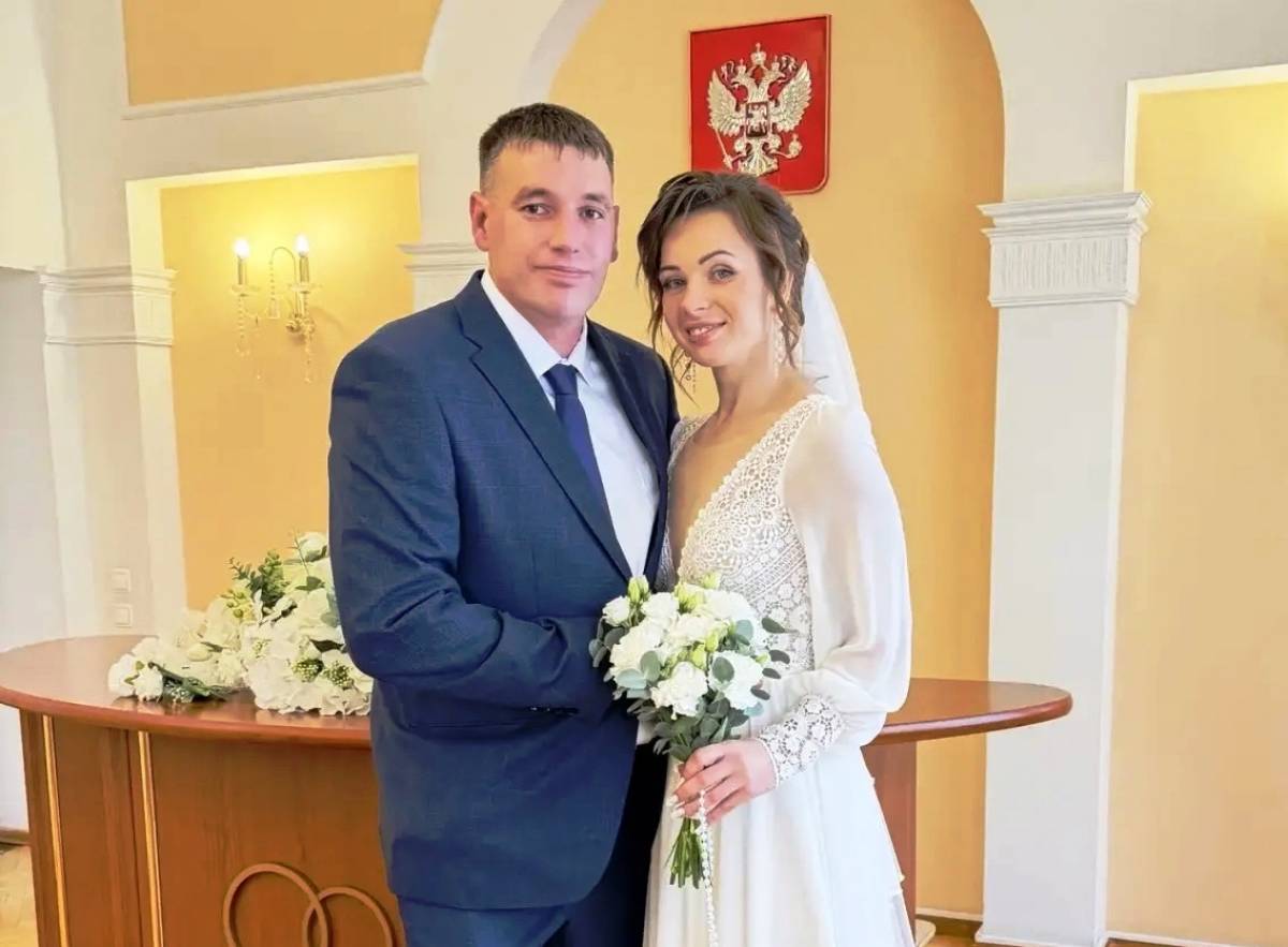На фото одна из прекрасных боровичских пар