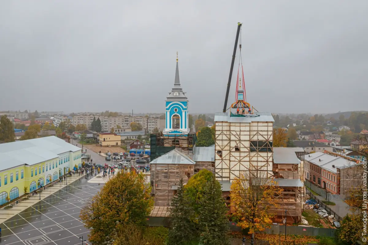 На Введенской церкви в Валдае установили главный крест