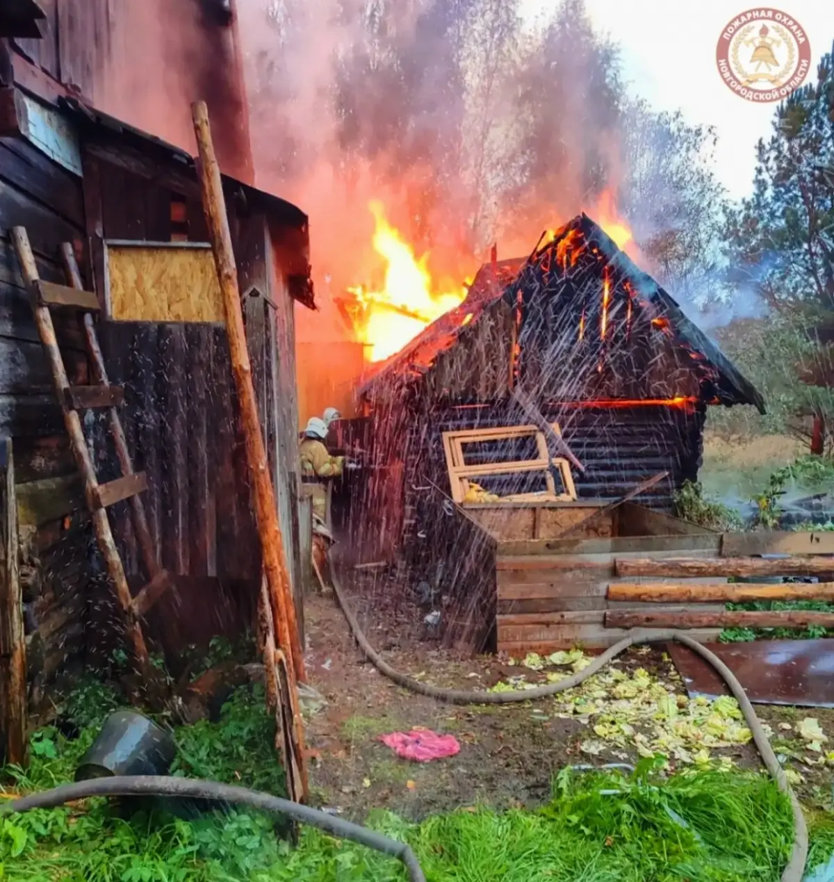 В Хвойной водитель пожарной части спас женщину и трёх детей