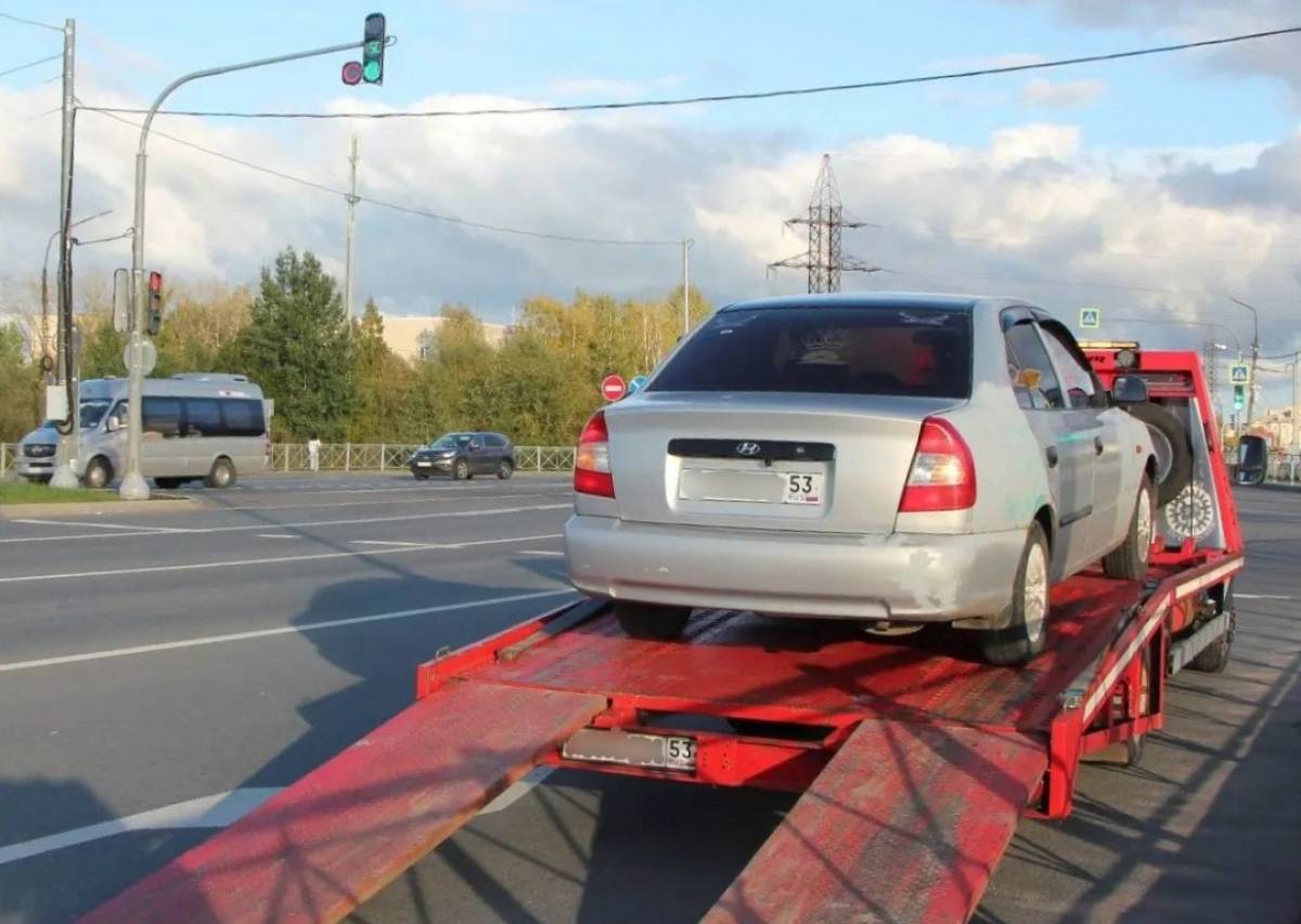 Новгородские приставы арестовали вызванный по другому делу эвакуатор