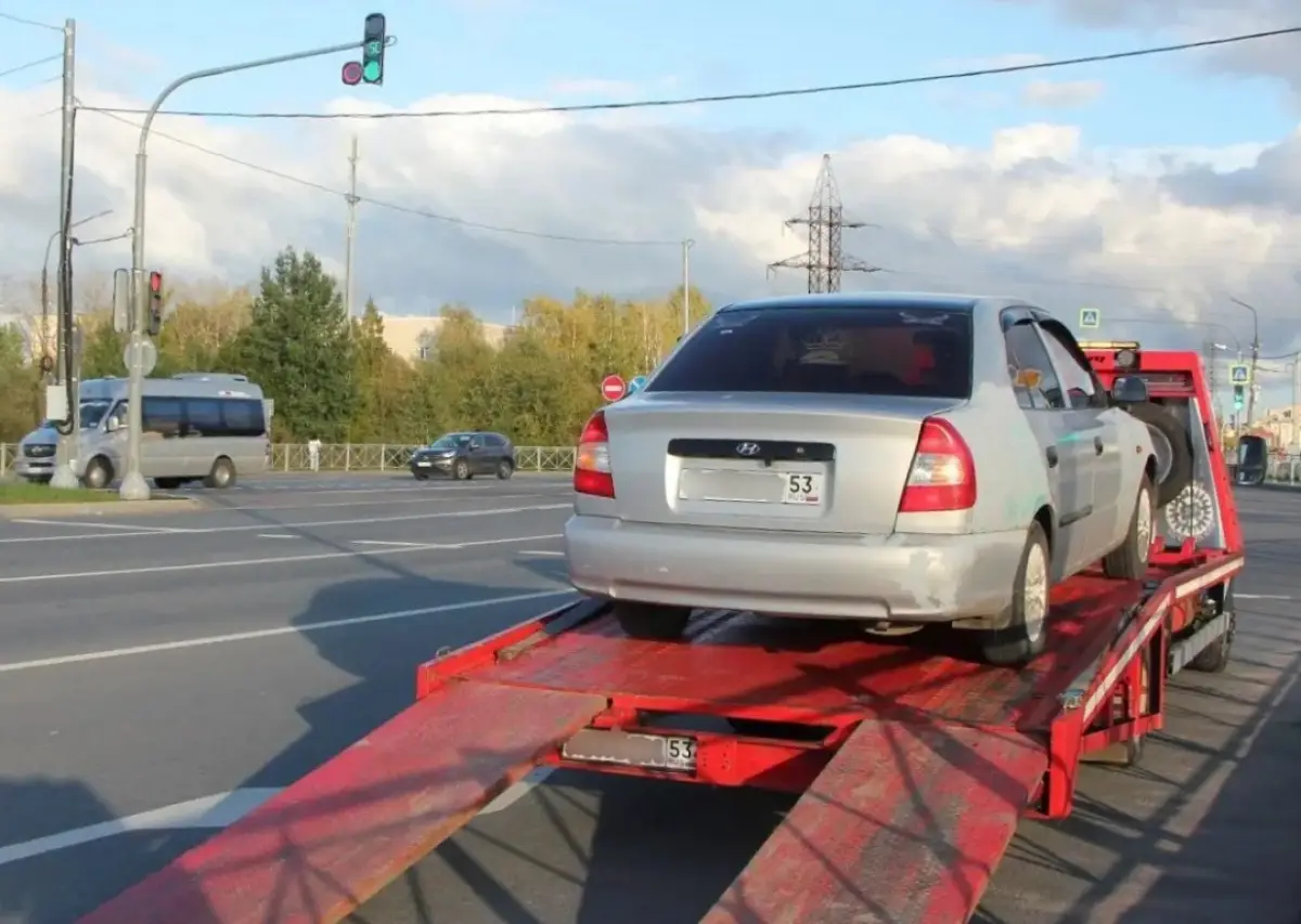 Новгородские приставы арестовали вызванный по другому делу эвакуатор