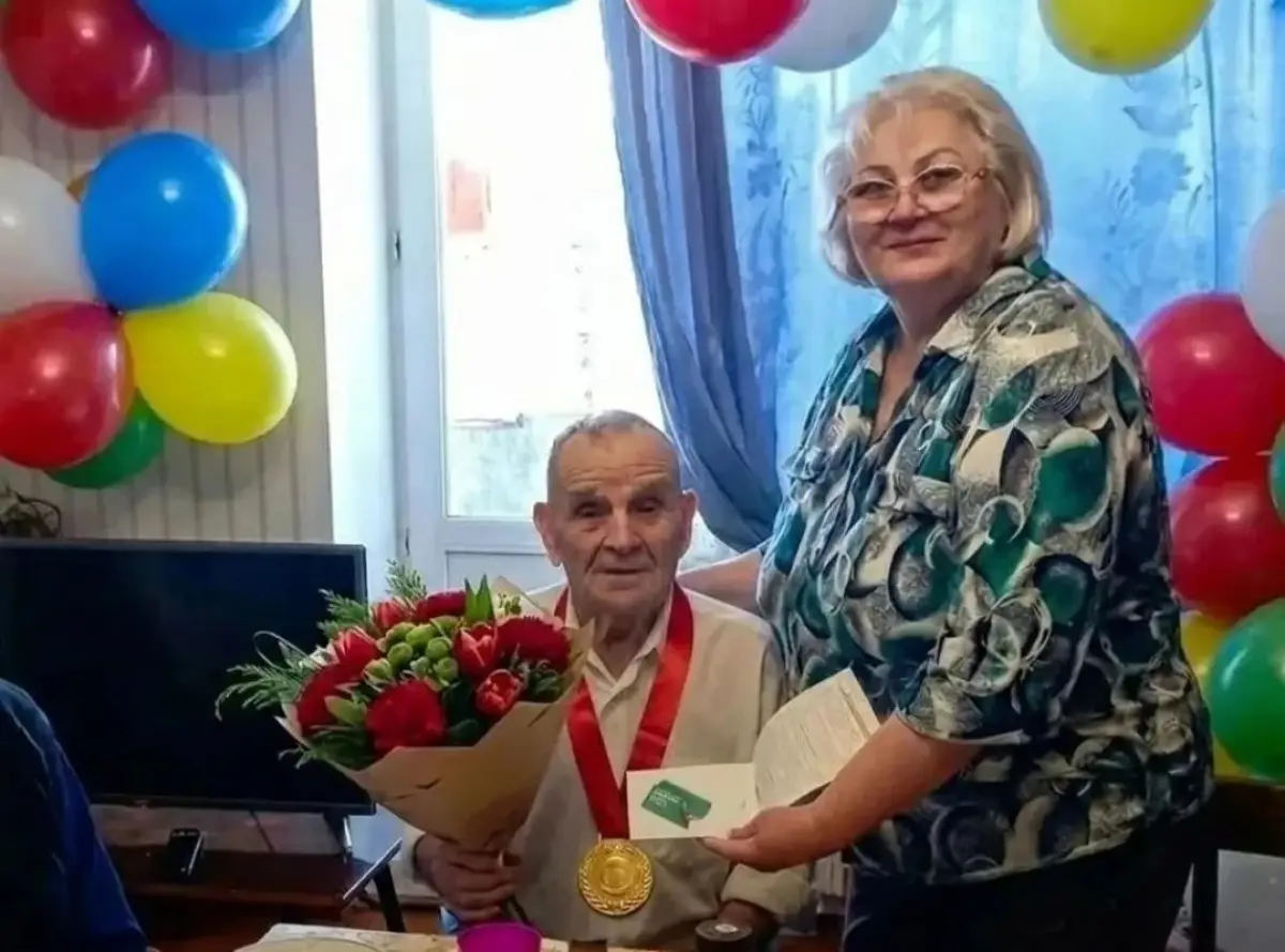 Маловишерские ветераны-железнодорожники поздравили коллегу с 90-летием