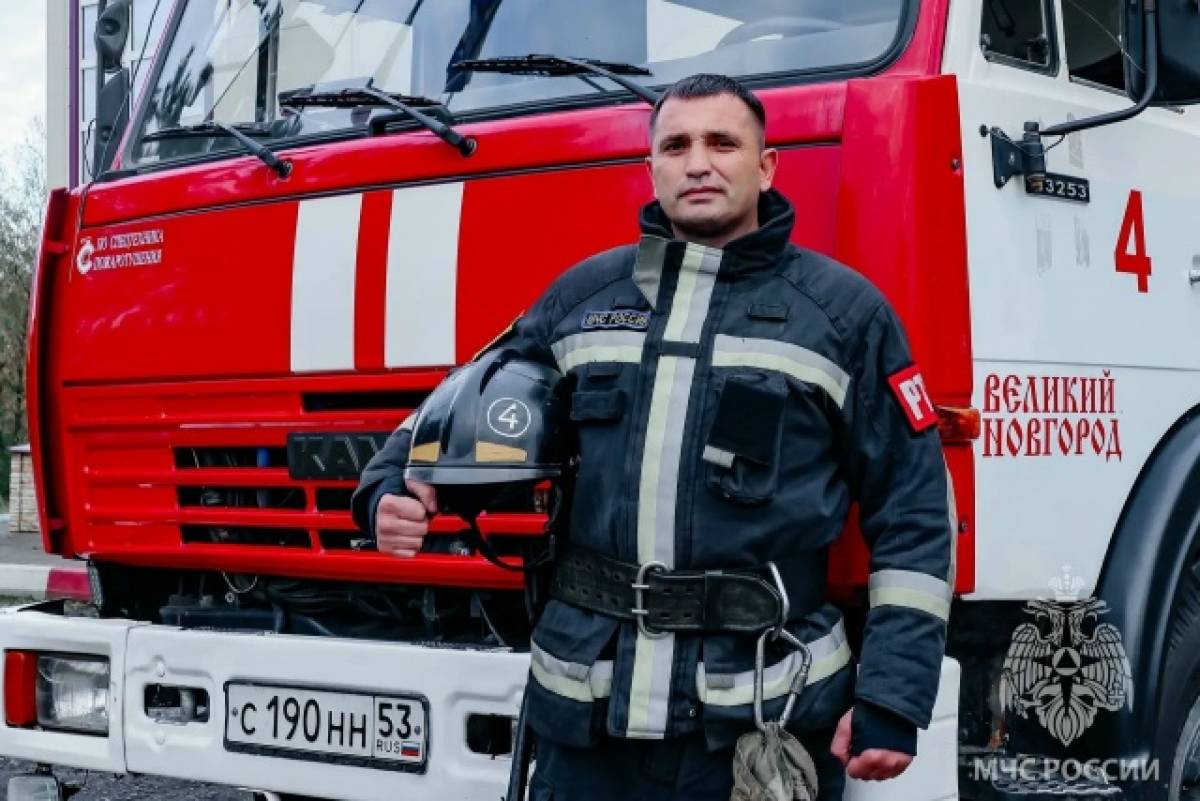 Новгородский пожарный спас двух многодетных отцов из огненной ловушки на трассе